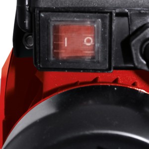 Detailaufnahme: Ein/Aus Schalter der roten Einhell Gartenpumpe GC-GP 6538.