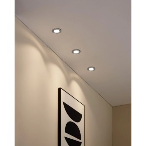 Drei runde EGLO Einbaustrahler nickel-matt in weißer Decke, beleuchten eine Wand mit Bild. Moderne Deckenleuchten.