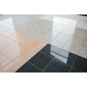Fliesenboden gereinigt mit Kärcher Multi-Reiniger FloorPro RM 756, verschiedene Farben und Muster.
