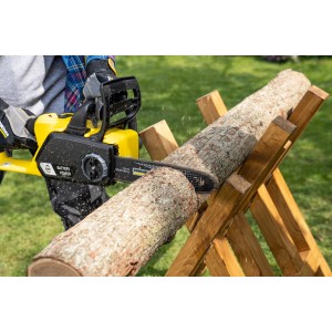 Kärcher Akku-Kettensäge CNS 18-30 beim Sägen von Holz auf einem Sägebock.