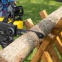 Kärcher Akku-Kettensäge CNS 18-30 beim Sägen von Holz auf einem Sägebock.