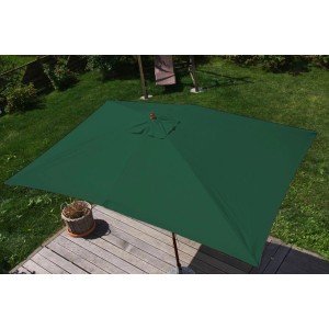 Rechteckiger, grüner MCW Sonnenschirm Lissabon 3x4m mit Holzständer auf einer Terrasse.