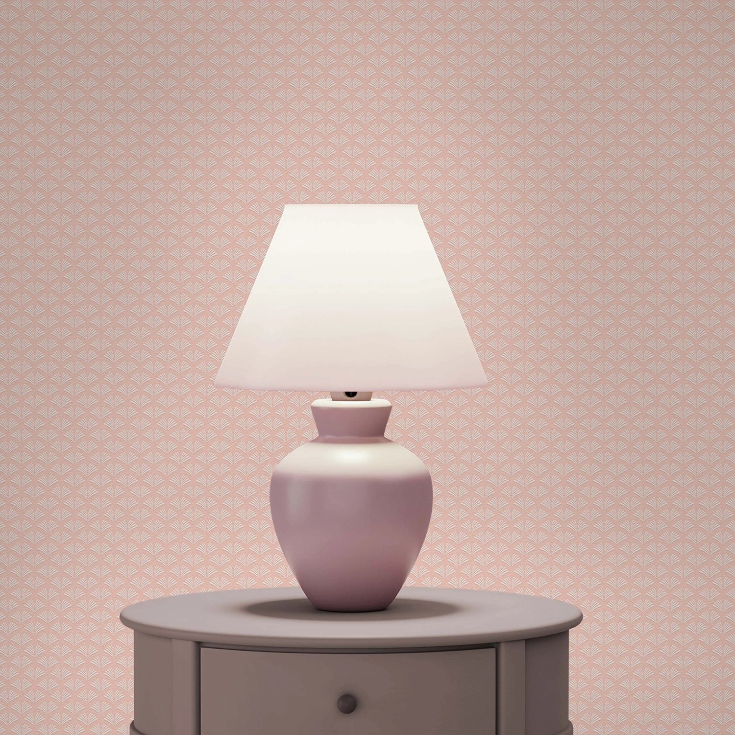 Rosa Vliestapete mit dezentem Art Deco Geometrie-Muster, an einer Wand hinter einer pinken Lampe.