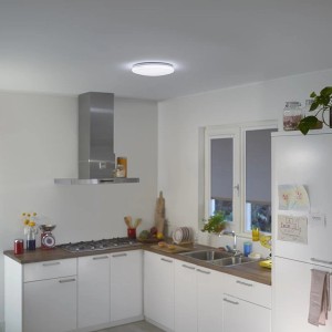 Weiße WiZ LED-Deckenleuchte Adria in einer Küche, smarte Lampe mit 1200 Lumen.