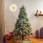 Künstlicher Tannenbaum Nagano mit Kunstschnee, 150 cm hoch, im weihnachtlich dekorierten Wohnzimmer.