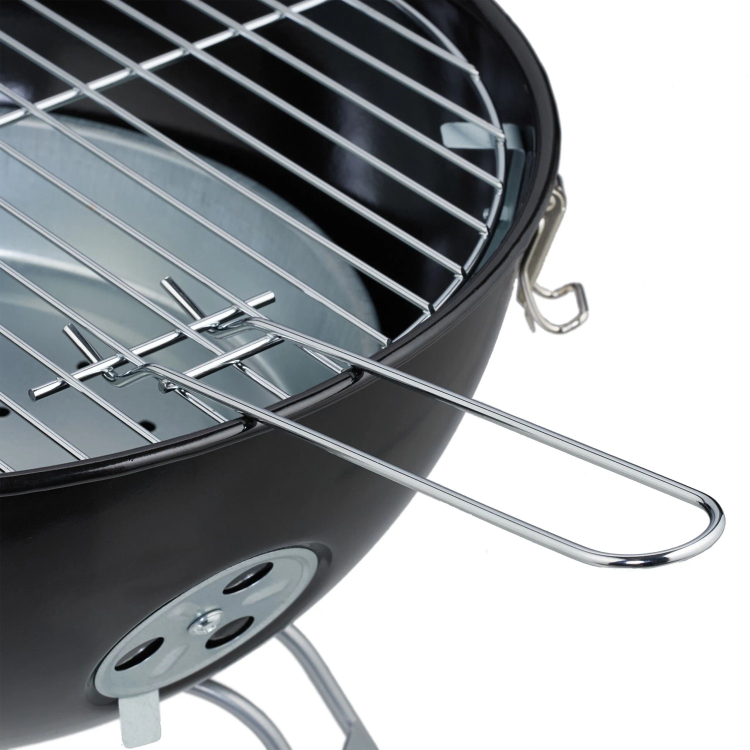 Detailansicht eines schwarzen Stahl Kugelgrills mit silbernem Grillrost, Kohleschale und Luftregler. Ideal für Camping.