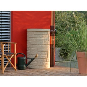 Arves Regentonne Arcado 230 l in Sandstein-Optik mit Fallrohr und Gießkanne.