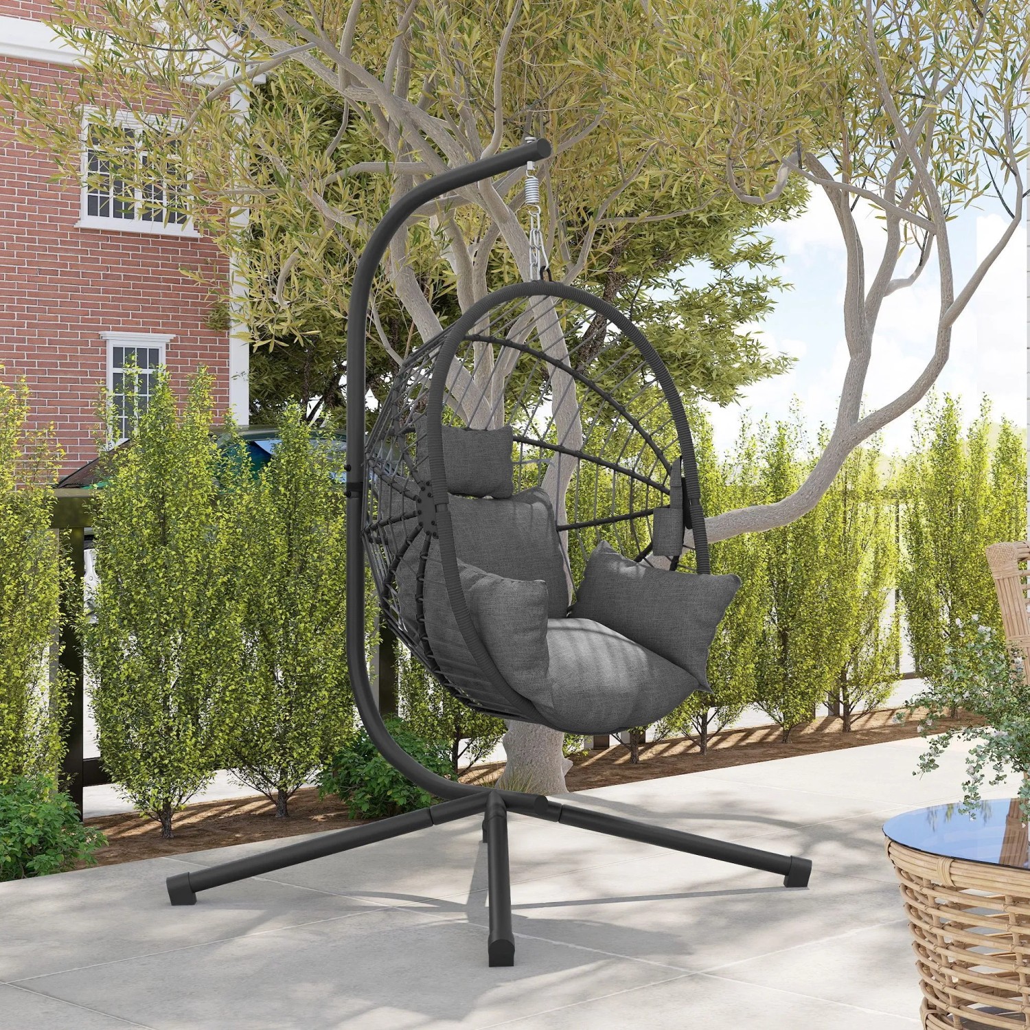 Grauer Furnicato Outdoor Hängesessel mit Polster und Stahlgestell im Garten.