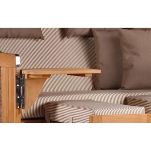 Detailansicht Strandkorb Rantum Grande Teak: Teakholz, Bistrotisch, Polster und Fußhocker.