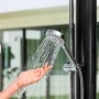 Bestway Solarflow Gartendusche 20 l mit Hand unter fließendem Wasser. Solarbetriebene Outdoor Dusche.
