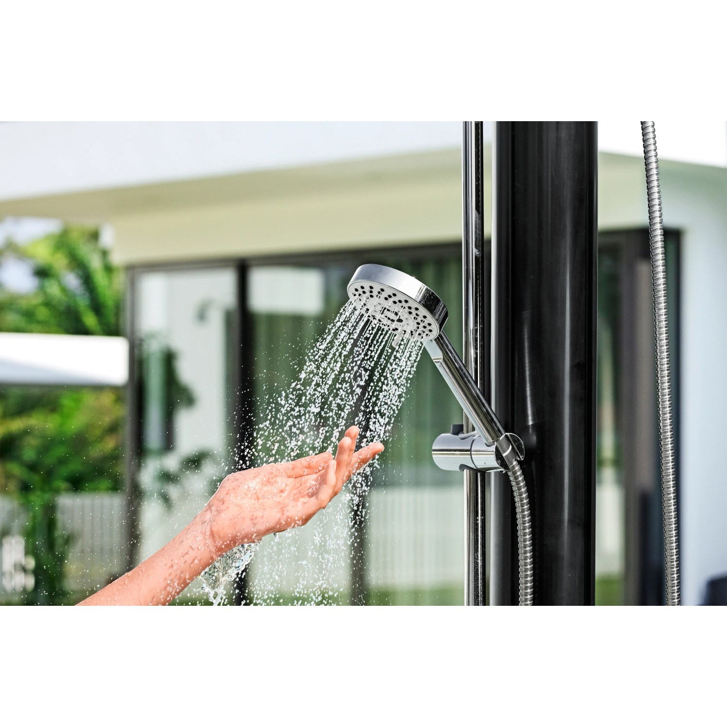 Bestway Solarflow Gartendusche 20 l mit Hand unter fließendem Wasser. Solarbetriebene Outdoor Dusche.