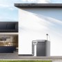 Anker Solix Balkonkraftwerk-Set mit Solarbank 3 Pro, Smart Meter und Plug an Hauswand.