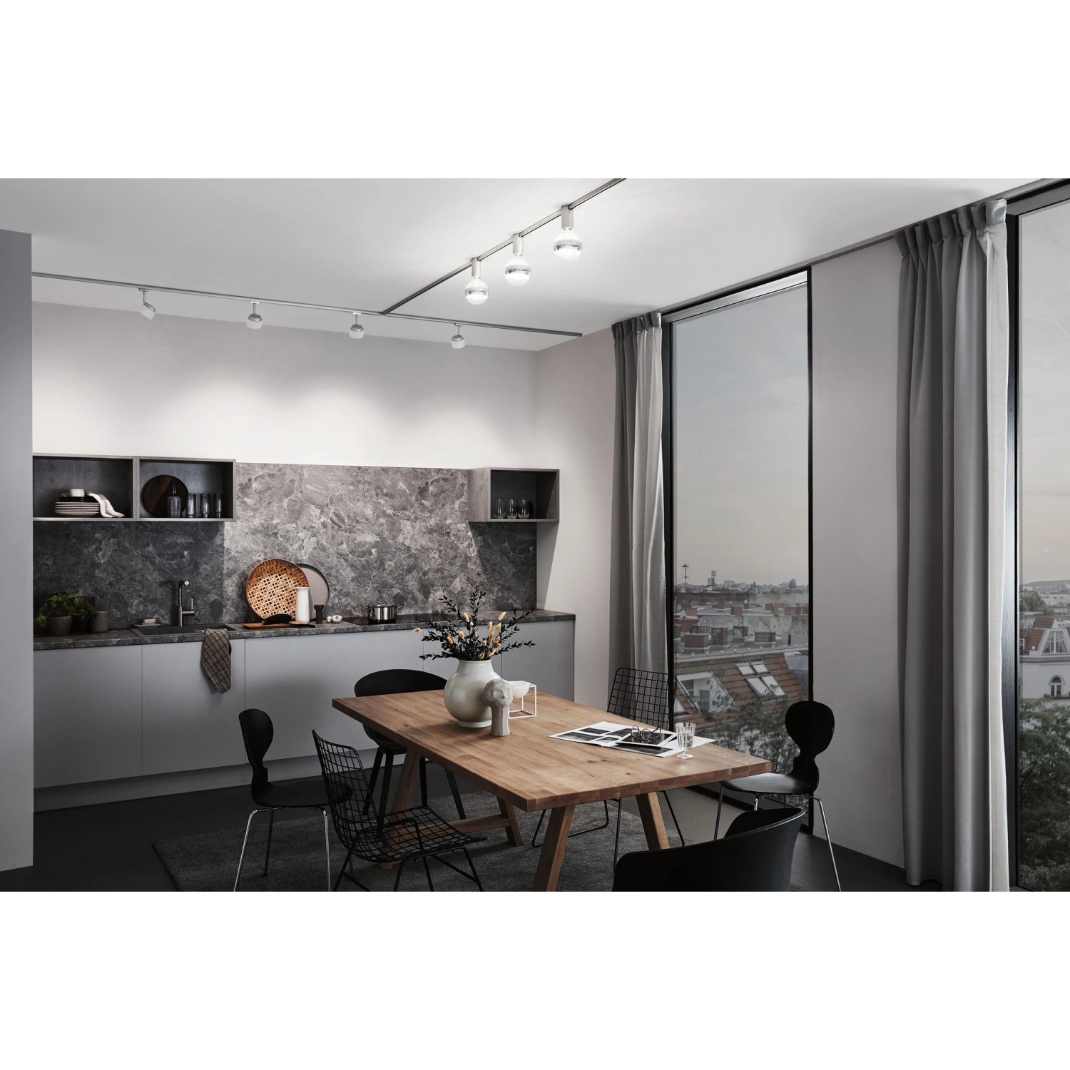 URail Schienensystem mit Chrom-Spot Ceiling Socket E27 in moderner Küche.