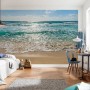 Komar Fototapete Seaside (368x254 cm) im Raum: Meerblick-Motiv mit Strand und türkisfarbenem Wasser.