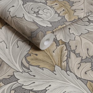 William Morris Vliestapete Acanthus in Natur: Tapetenrolle mit Blätter-Muster in Grau- und Goldtönen.