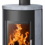Schwarzer Justus Kaminofen Austin 7 mit Specksteinverkleidung und brennendem Feuer.