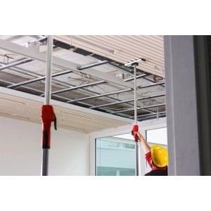 Bessey Abstützplatte STE-SP35 im Einsatz zur Deckenmontage. Spannwerkzeug mit Aluminiumprofil.