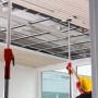 Bessey Abstützplatte STE-SP35 im Einsatz zur Deckenmontage. Spannwerkzeug mit Aluminiumprofil.