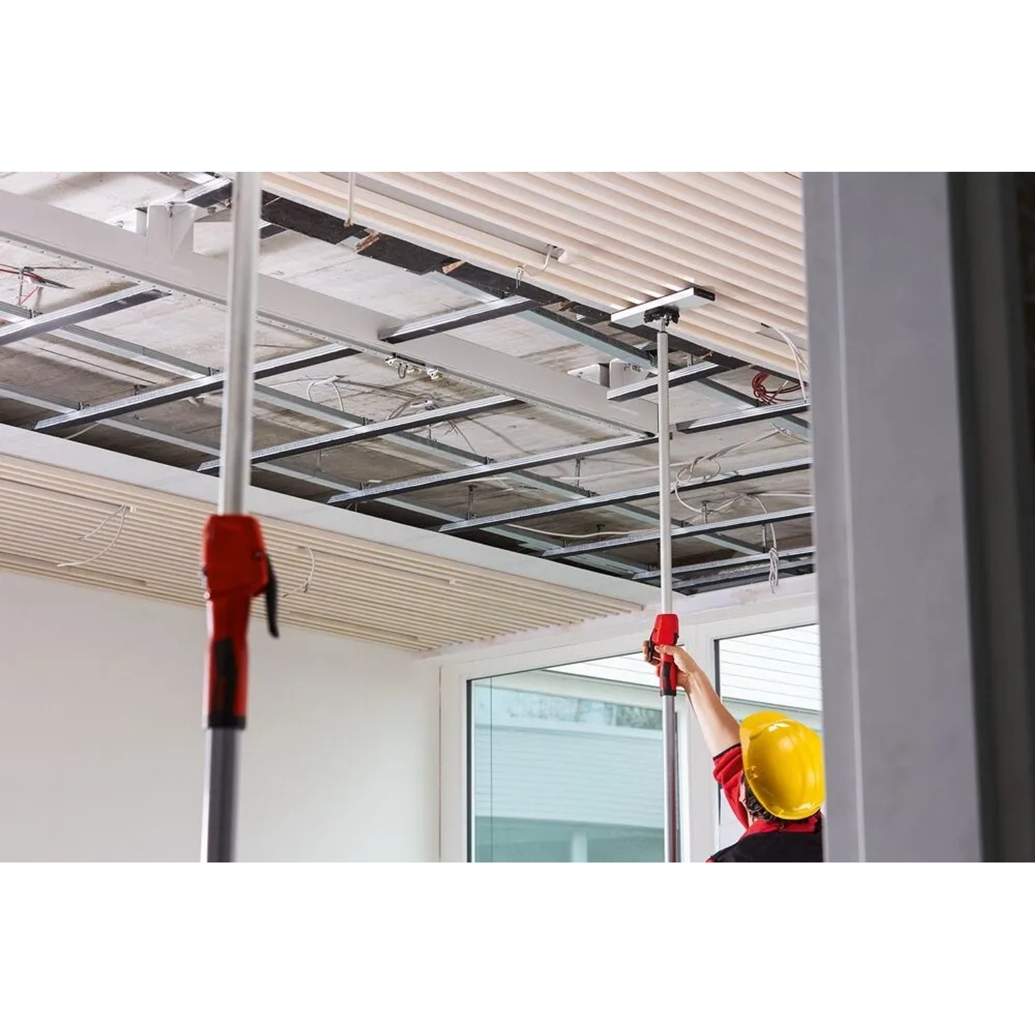 Bessey Abstützplatte STE-SP35 im Einsatz zur Deckenmontage. Spannwerkzeug mit Aluminiumprofil.