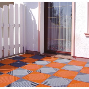 Terracottafarbene Kunststoff-Klickfliesen (6 Stk.) von Florco auf einer Terrasse verlegt.