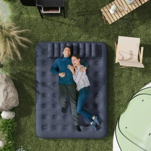 Blau beflockte Outsunny Luftmatratze mit Paar im Camping-Setting, 203x152x22 cm.