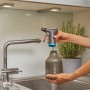 Gardena Pumpsprüher 0,75 l wird unter einem Wasserhahn befüllt.