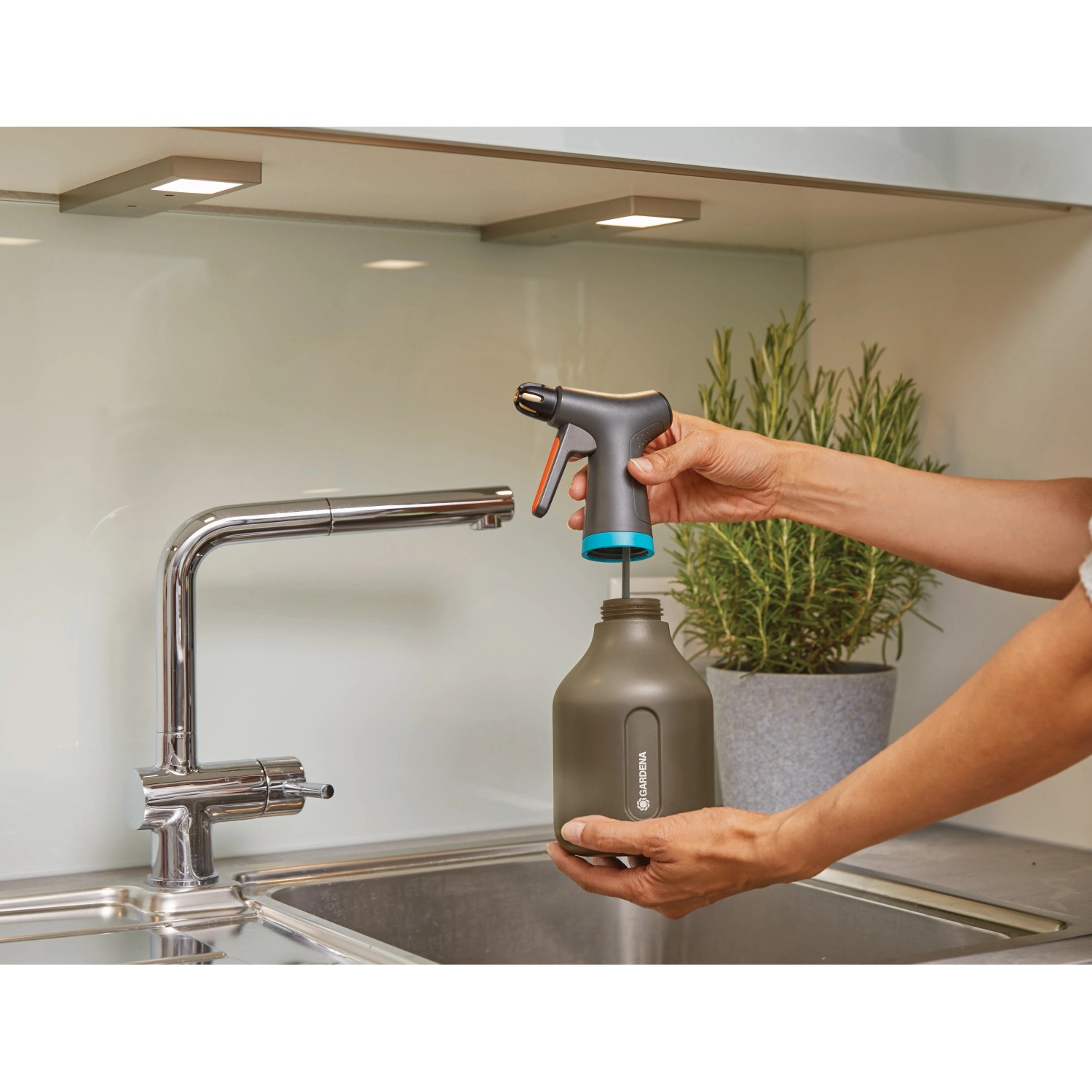 Gardena Pumpsprüher 0,75 l wird unter einem Wasserhahn befüllt.