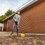Mann reinigt Terrasse mit Kärcher Hochdruckreiniger K 5 Premium Smart Control Flex Home.