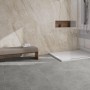 Badezimmer mit grauem Check One Click-Vinylboden Marbach Beton in XL-Fliesenoptik.
