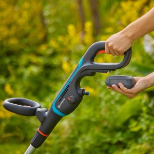 Gardena Akku-Multi-Reiniger AquaBrush Patio mit Akku im Einsatz.