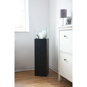 Schwarze Vivanno Windlichtsäule Candela, 100cm hoch, mit Glasaufsatz und Kerzen als Dekoration.