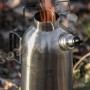 Petromax Feuerkanne Edelstahl 0,75 l in Nutzung mit Flammen im Kaminzug.