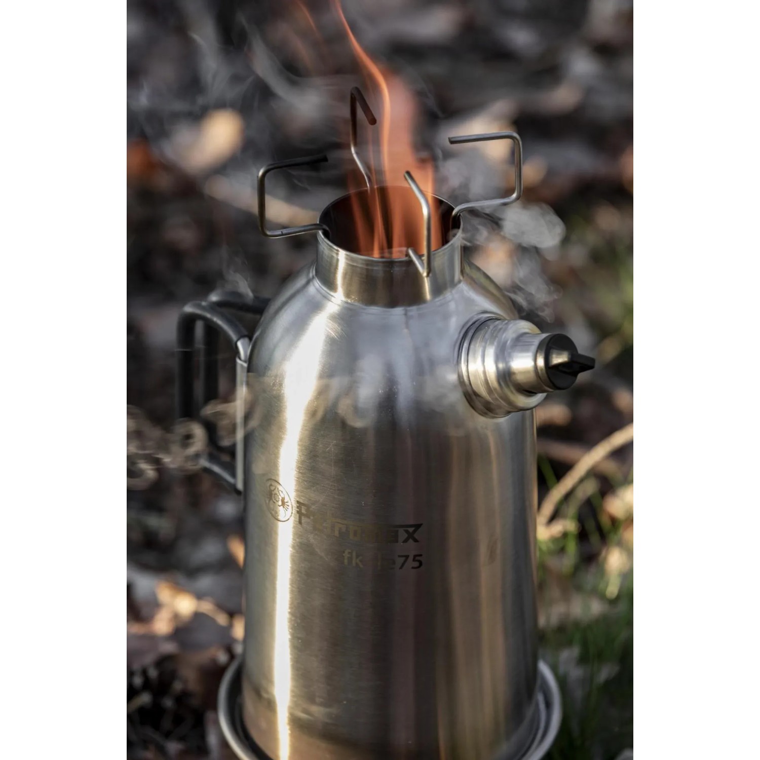 Petromax Feuerkanne Edelstahl 0,75 l in Nutzung mit Flammen im Kaminzug.
