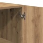 Detailaufnahme: Wandschrank Artisan-Eiche mit Türscharnier.
