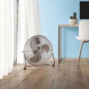 Chromfarbener OBI Bodenventilator (Ø 45 cm) im modernen Arbeitszimmer.