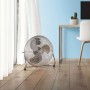 Chromfarbener OBI Bodenventilator (Ø 45 cm) im modernen Arbeitszimmer.