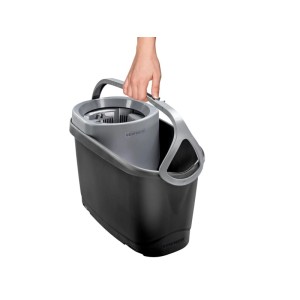 Hand trägt Leifheit CLEAN TWIST M Ergo Black Wischeimer mit Schleudersieb. Dunkelgrauer Putzeimer mit Tragegriff.