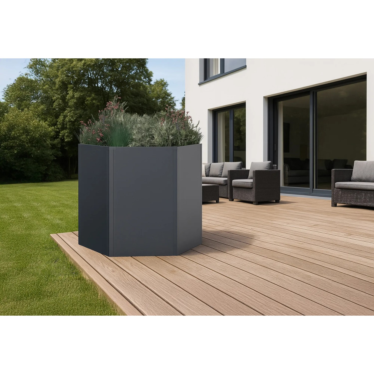Sechseckiges, anthrazitfarbenes Westmann Metall-Hochbeet Varia (100x100x77cm) auf einer Terrasse.