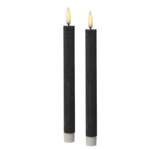 2 graue LED Stabkerzen mit rustikaler Optik, 24cm hoch, für stimmungsvolle Tischdeko.