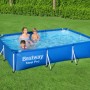 Blauer Bestway Stahlrahmenpool Steel Pro, 300x201x66 cm, mit Familie im Garten.