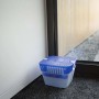 UHU Luftentfeuchter Original 450g im Raum, blau-transparenter Behälter.