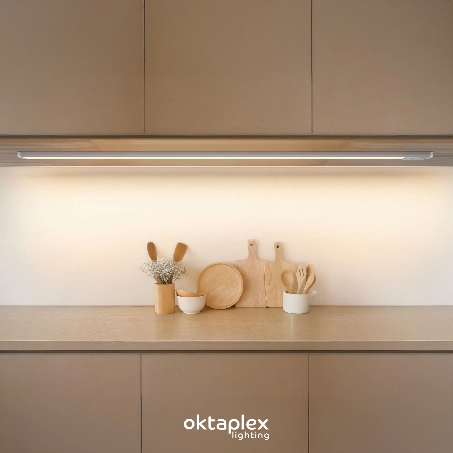 Oktaplex LED Unterbauleuchte, 120cm, Aluminium, warmweißes Küchenlicht mit Schalter.