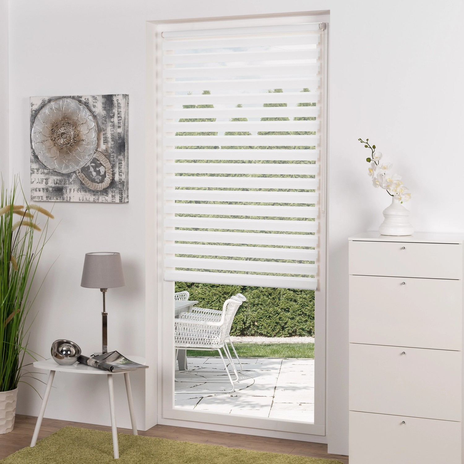 Weißes Sol Royal Doppelrollo SolDecor DL2 am Fenster, für blickdichten Sicht- und Sonnenschutz.