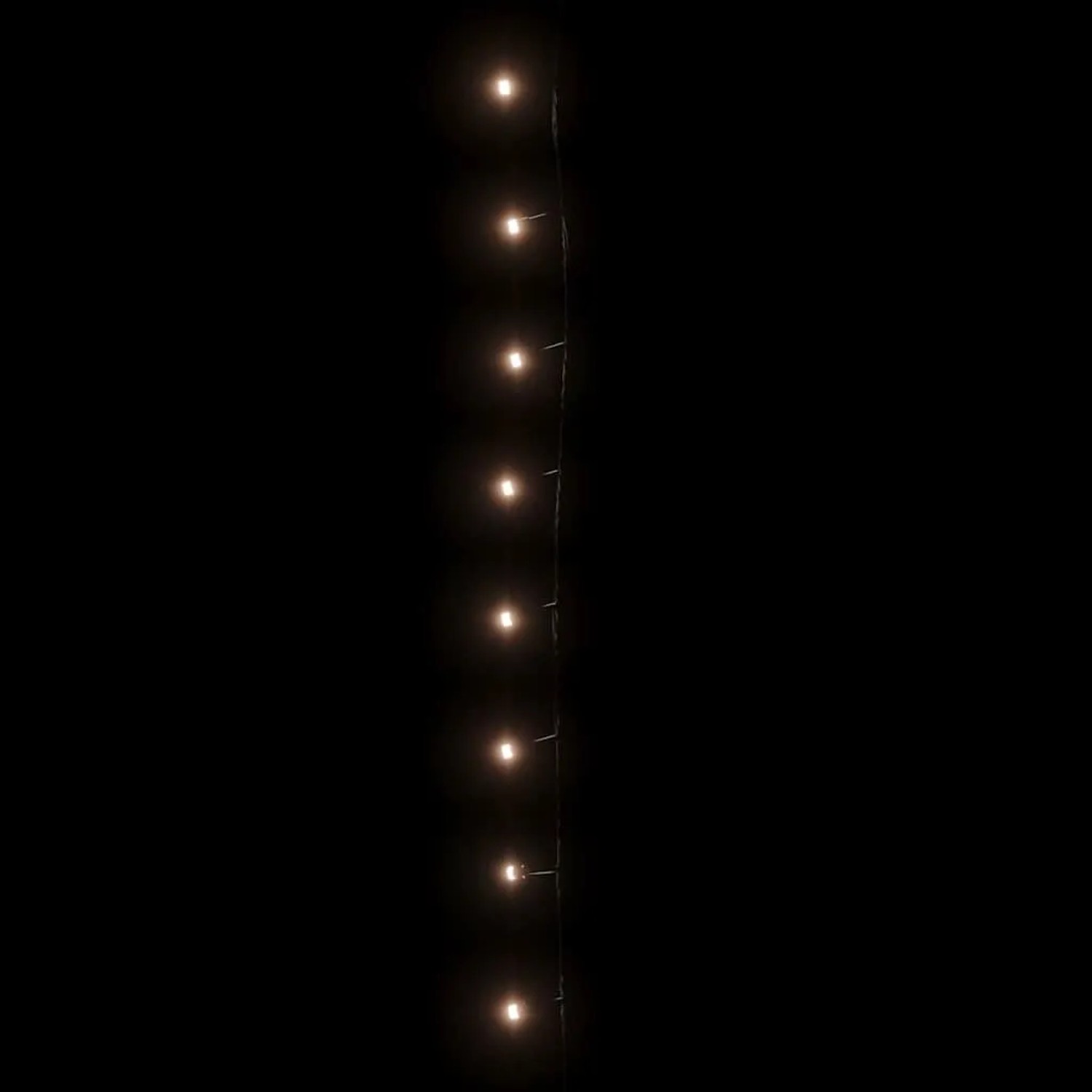Leuchtende warmweiße LED-Lichterkette für Außenbereiche. 150 LEDs auf dunklem Hintergrund.
