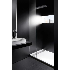 Weiße, flache Steinkamp Duschwanne Living 80x80 mit Ablaufrinne im modernen Bad.