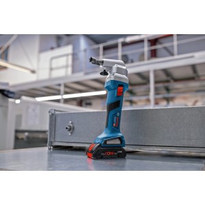 Bosch Professional Akku-Nager GNA 18V-16 E Solo, blau/silber, auf Werkbank.