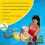 Kind mit Freds Swim Academy Schwimmreifen Classic Gelb im Wasser, unterstützt von einer Frau.