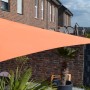 Montiertes, terrakottafarbenes Dreiecksonnensegel (460 cm) spendet Schatten im Garten.