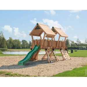 Hy-Land Spielgerät Q4 mit Rutsche aus Kiefernholz, Kletterwand und Netz im Außenbereich.
