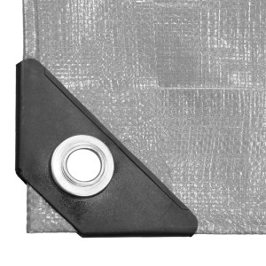 Detailansicht einer grauen PE Abdeckplane mit schwarzer Eckverstärkung und glänzender Aluminiumöse. Wasserdichte Schutzplane.